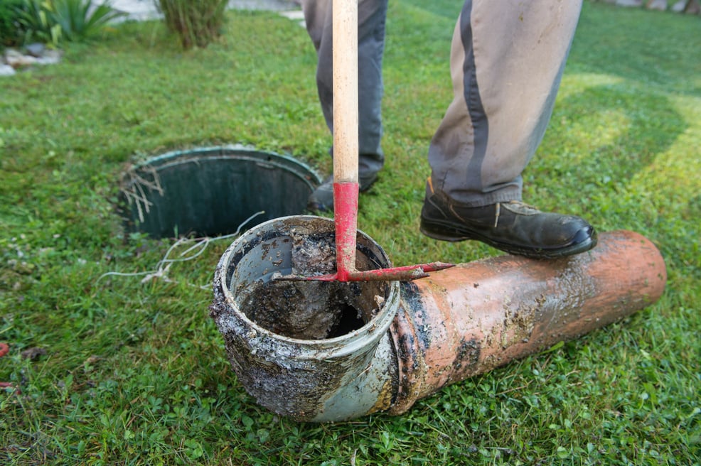 Cleaning septic tank